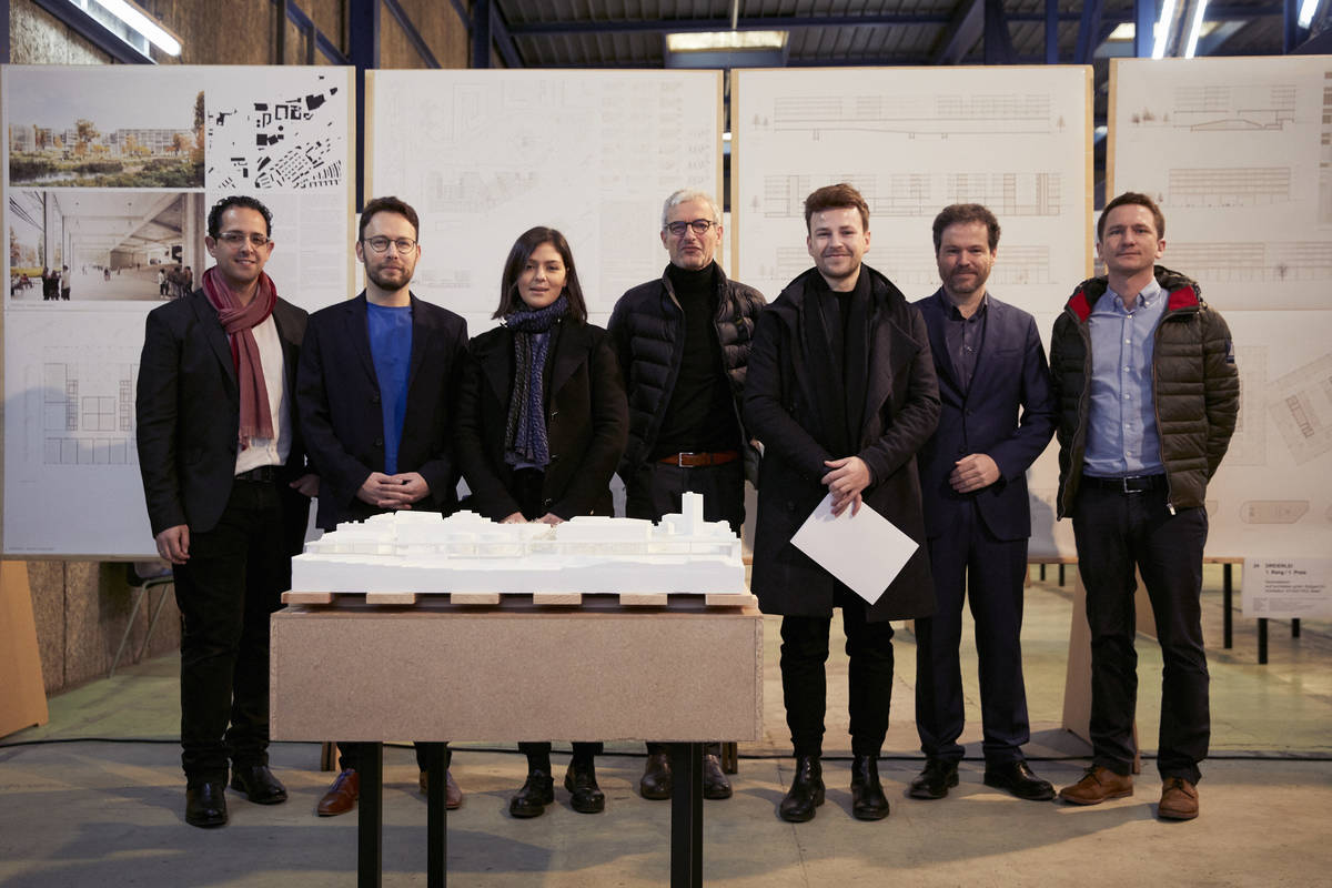 Das Siegerteam vor dem Modell seines Gewinnerprojekts «Dreierlei» (v.l.n.r.: Pedro Peña, Daniel Zarhy, beide STUDIO PEZ; Ana Francisca Alexandre, Tobias Wulf, Gabriel Wulf, alle wulf architekten gmbh; Miguel Chavez, Matthias Biedermann, beide chavez biedermann landschaftsarchitekten). Foto: Alexander Jaquemet, Erlach. 