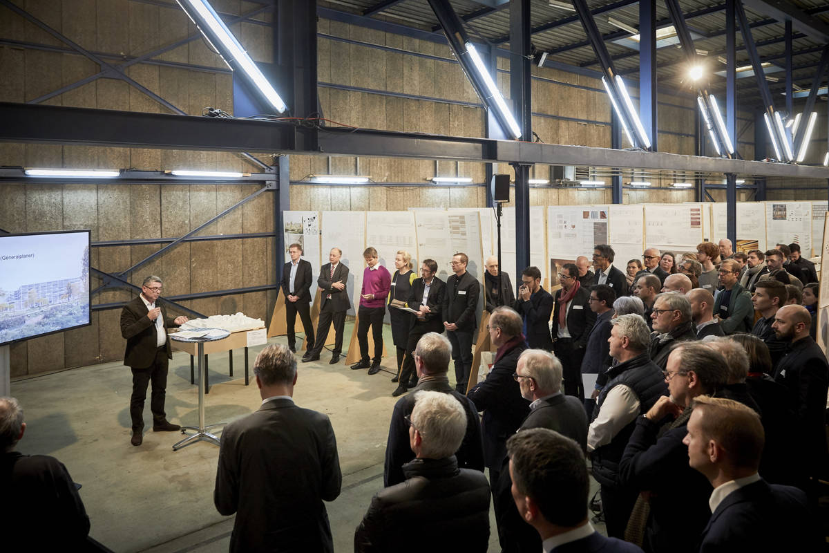 Angelo Cioppi begrüsst die Gäste zur Vernissage der Wettbewerbsausstellung. Foto: Alexander Jaquemet, Erlach.