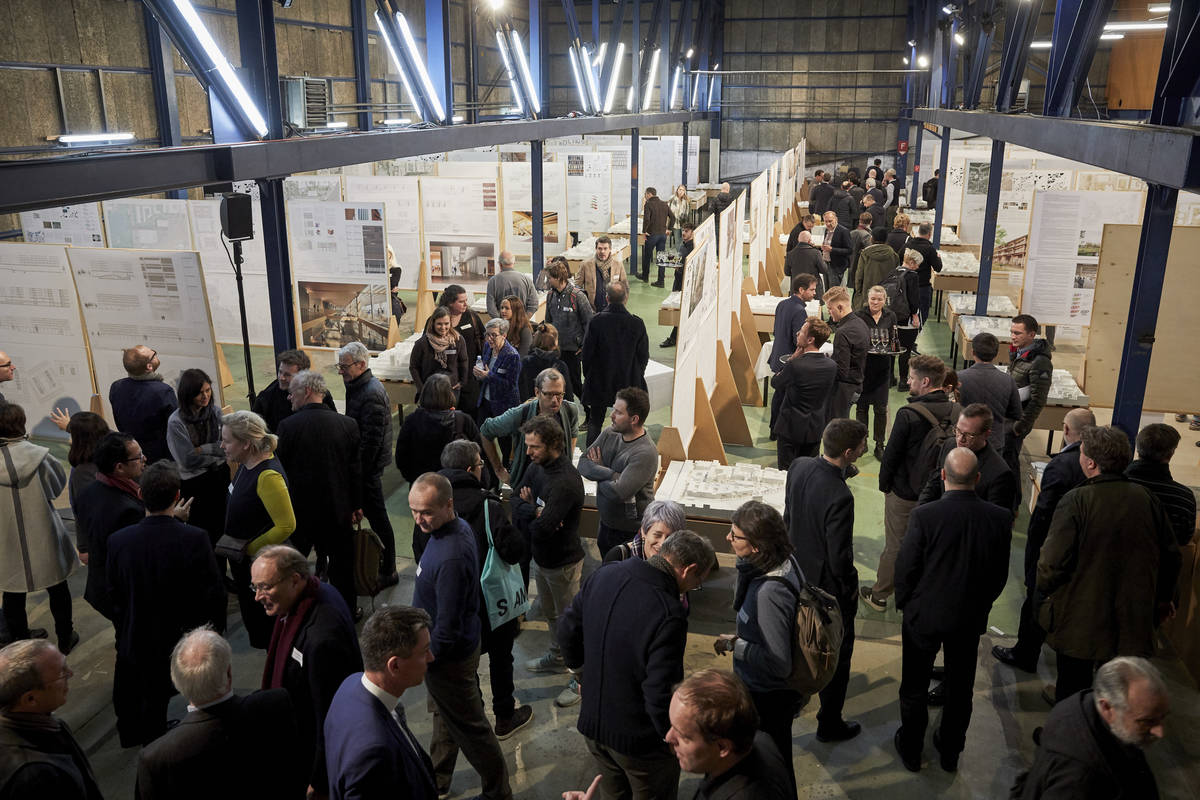 Zahleiche Gäste besichtigen die eingereichten Projekte an der Vernissage der Wettbewerbsausstellung. Foto: Alexander Jaquemet, Erlach.