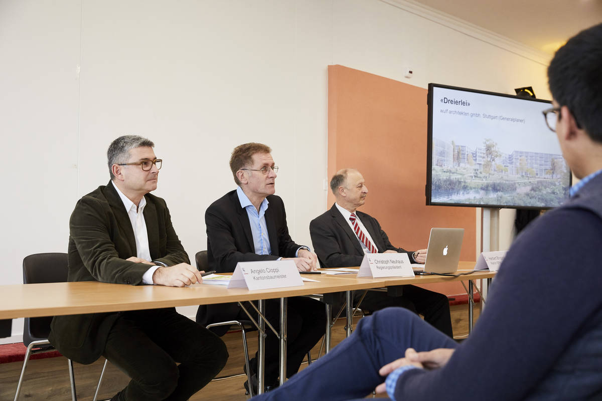 Conférence de presse sur le concours de projet Campus Berne (d.g.à.d.: Angelo Cioppi, architecte cantonal bernois; Christoph Neuhaus, président du Conseil-exécutif bernois; Prof Dr Herbert Binggeli, directeur de la Haute école spécialisée bernoise). Photo: Alexander Jaquemet, Cerlier.